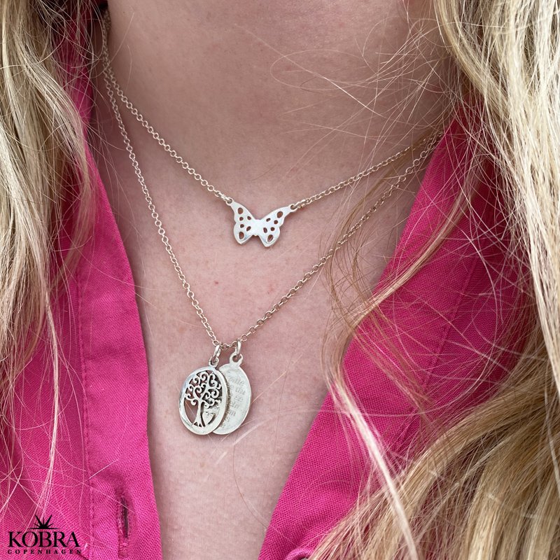 Livets Tr halskde i slv med oval amulet og din gravering