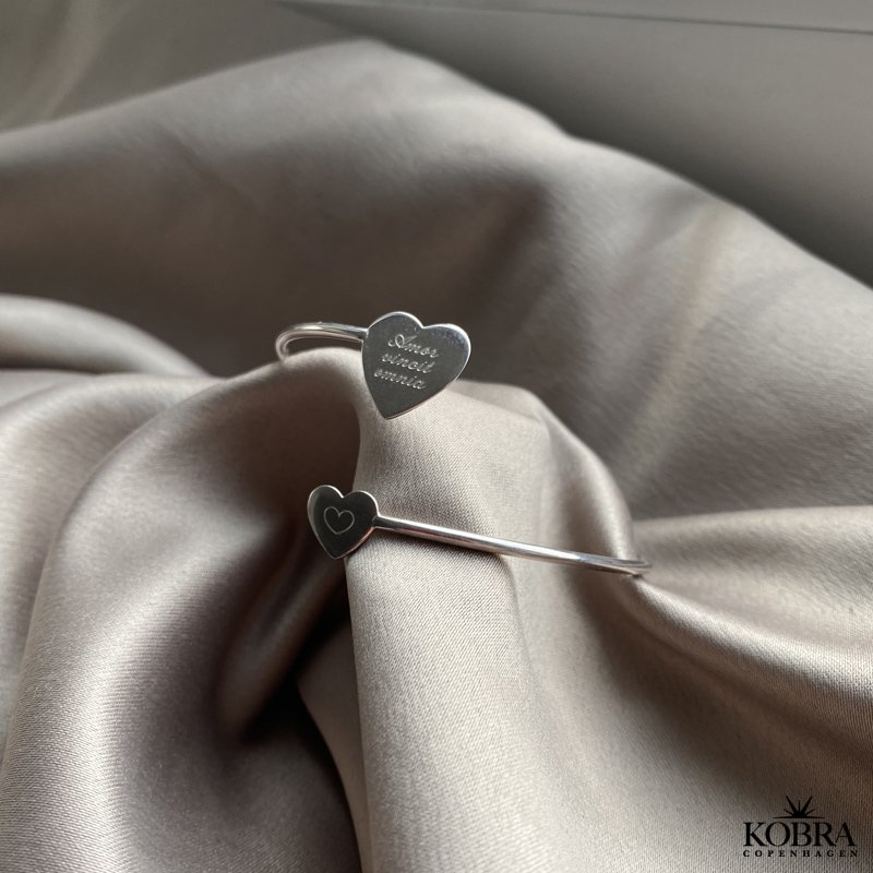 "Bella" slv armbnd med hjerter som du kan f personligt graveret