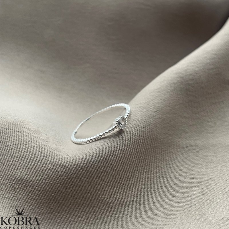 "Jemma" slv ring med hvid hjertesten