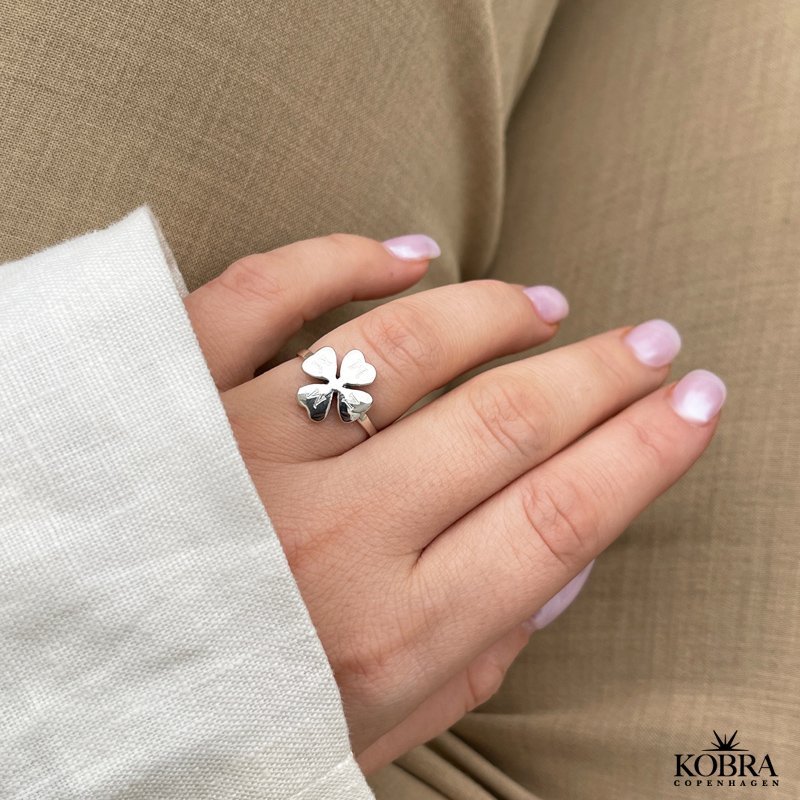  "Lucky" four-leaf clover ring in sterling silver, including personalized engraving