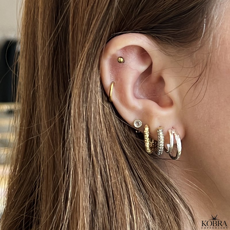 "Cecilie" silver stud earrings with textured rings