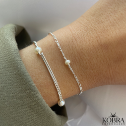 "Malia" håndlavet sølv armbånd med små perler med graveret amulet