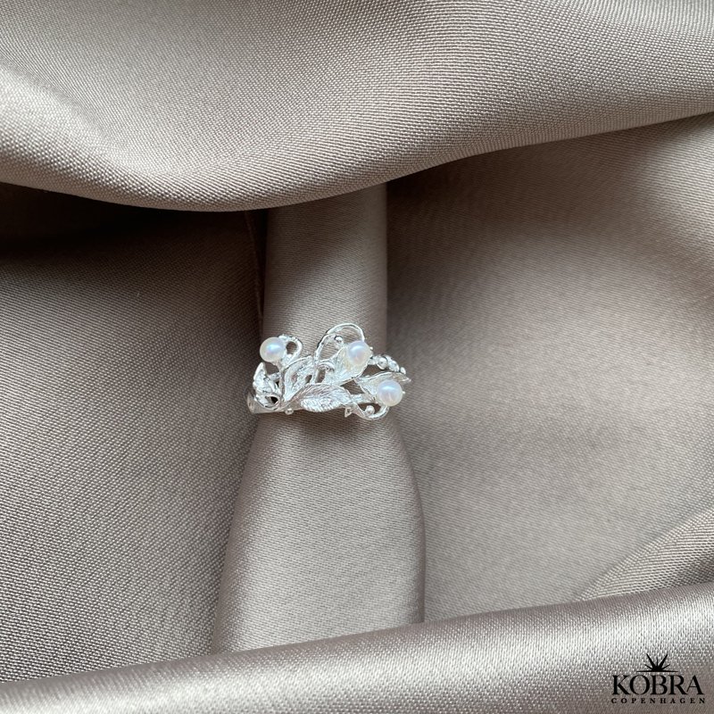 "Marina" silver leaf ring with pearls