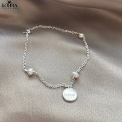 "Anemone" slv armbnd med hvide ferskvandsperler inklusiv gravering