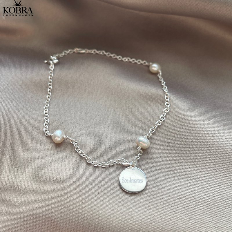 "Anemone" slv armbnd med hvide ferskvandsperler inklusiv gravering