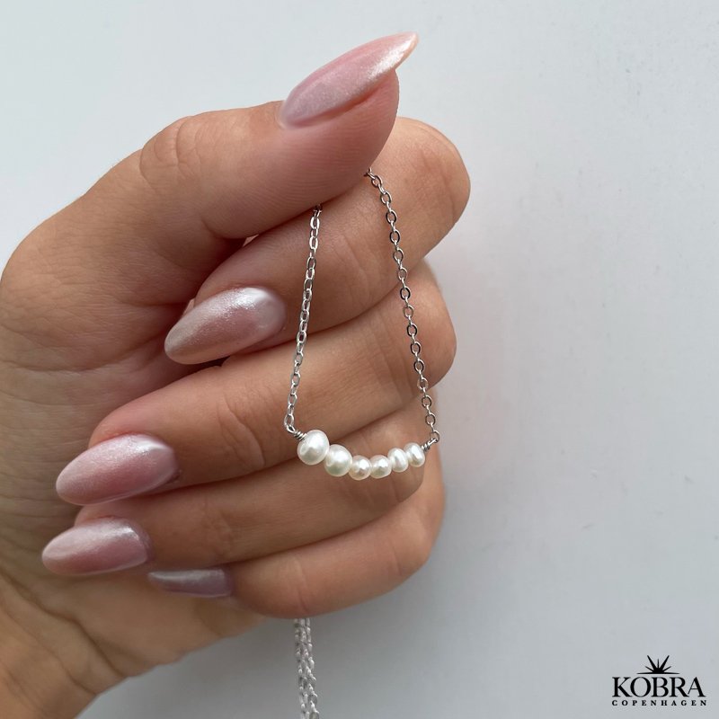"Perola" Slv perlehalskde med hvide ferskvandsperler
