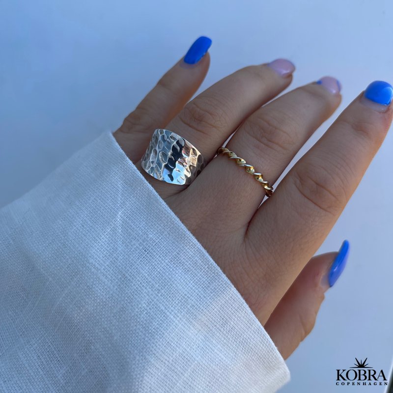 Narrow "Phlox" hammered ring in sterling silver