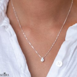 "Rhys" slvhalskde med hvid drbe-vedhng 