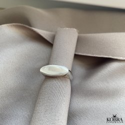 "Malou" oval cocktail / signet ring in silver with engraving