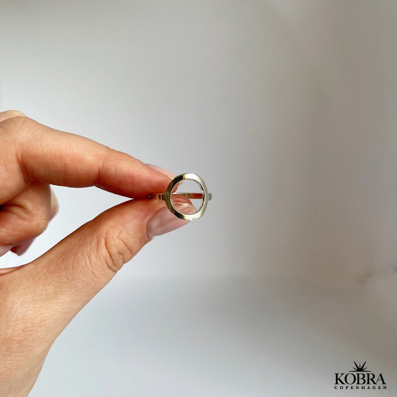"Circus" hndlavet ring i sterling slv med lille rund cirkel