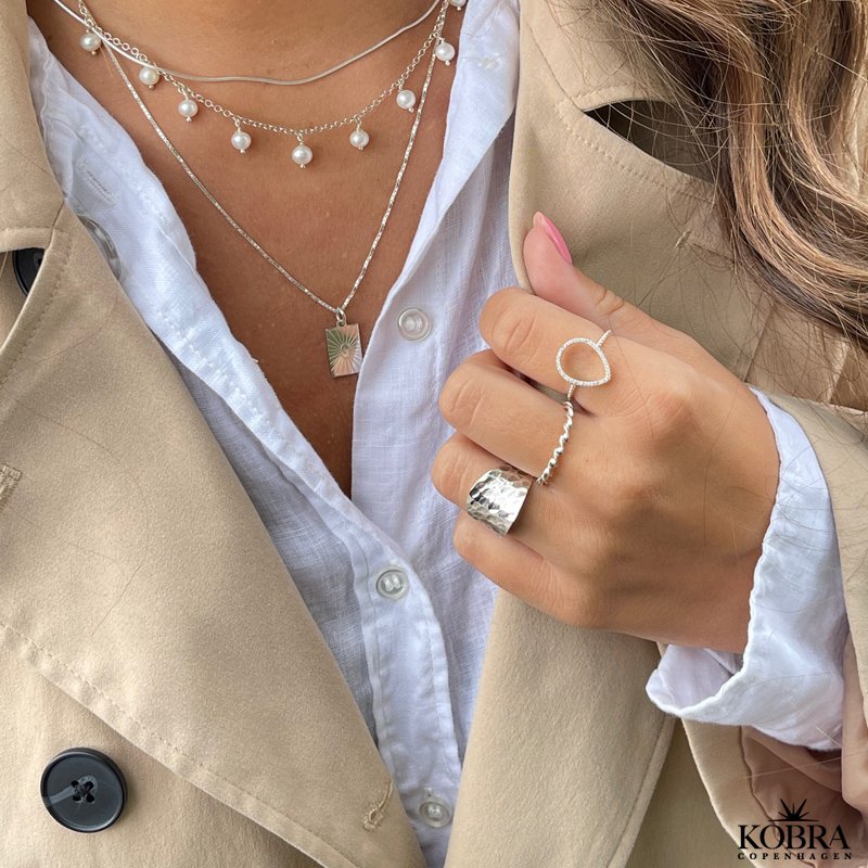 Narrow "Phlox" hammered ring in sterling silver