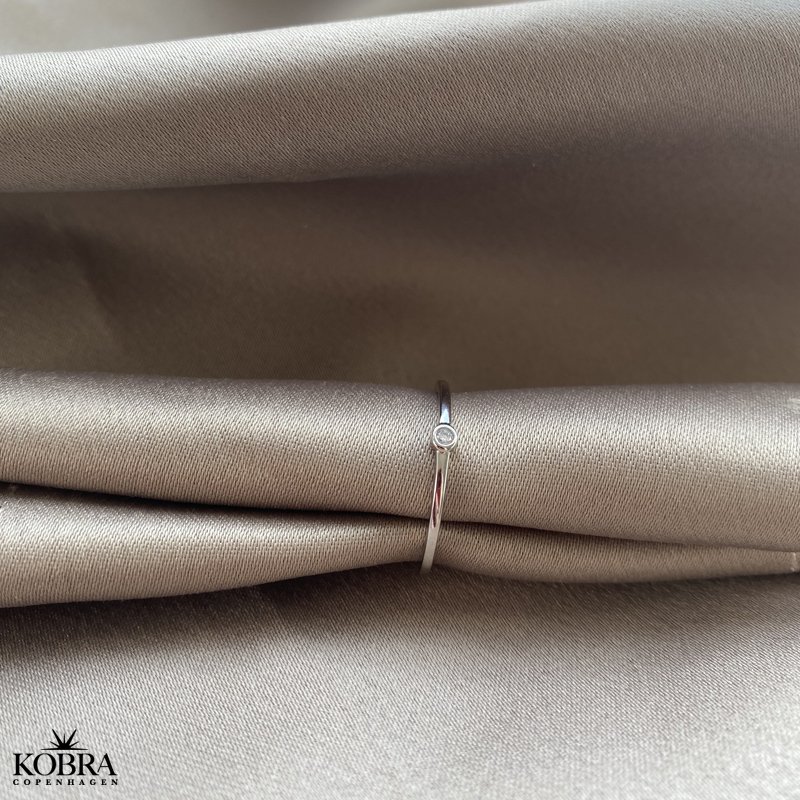 "Frida" enkel slv ring med lille hvid zirkonia