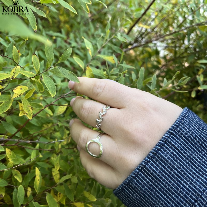 "Circus" hndlavet ring i sterling slv med lille rund cirkel