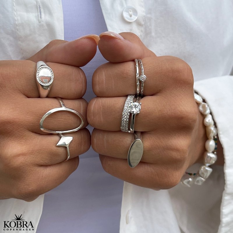 "Malou" oval cocktail / signet ring in silver with engraving