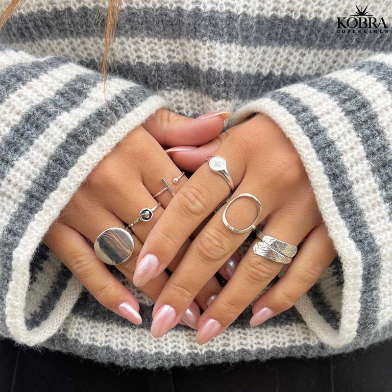 "Circus" handmade ring in sterling silver with a large circle