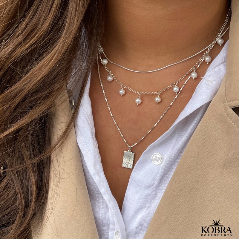 "Noella" slv halskde med 10 ferskvandsperler