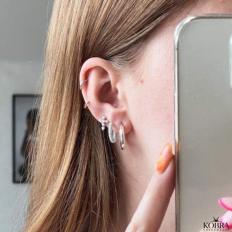 "Kaia" slv kors restik med sten 