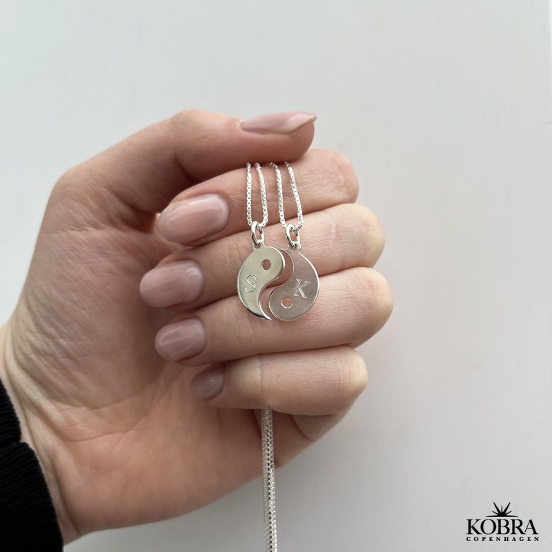 Veninde halskde med gravering i slv "Yin Yang"