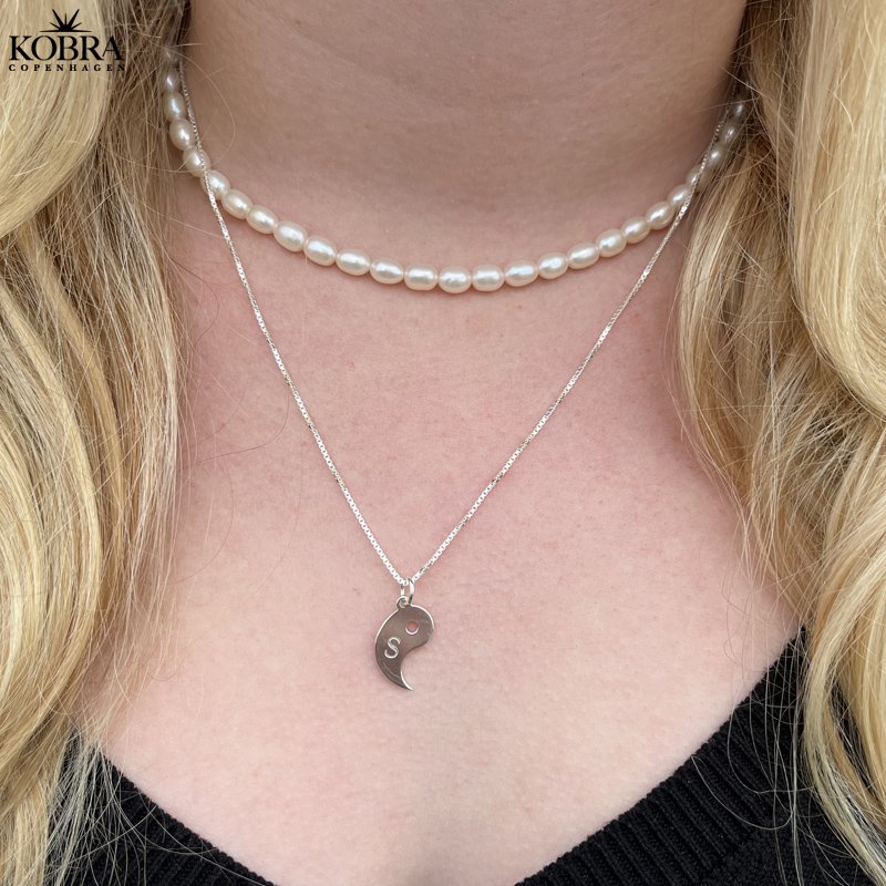 Veninde halskde med gravering i slv "Yin Yang"