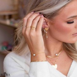  "Marie" sm� guld �reringe med hvide ferskvandsperler