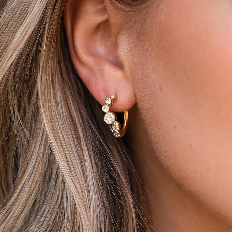 "Solenne" Wavy hoops i 18 karat forgylt s�lv med zirkonia