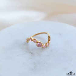 "Solenne" 18 karat forgyldt blget ring med lyserde sten