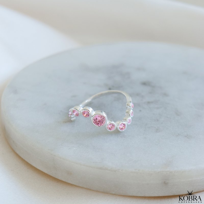 "Solenne" blget ring med lyserde sten i slv