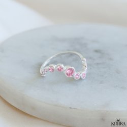 "Solenne" blget ring med lyserde sten i slv