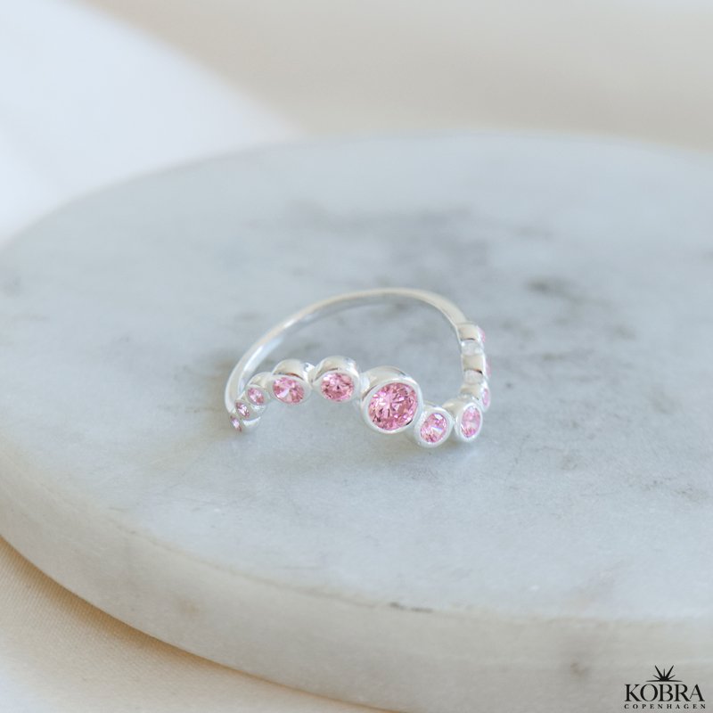 "Solenne" blget ring med lyserde sten i slv