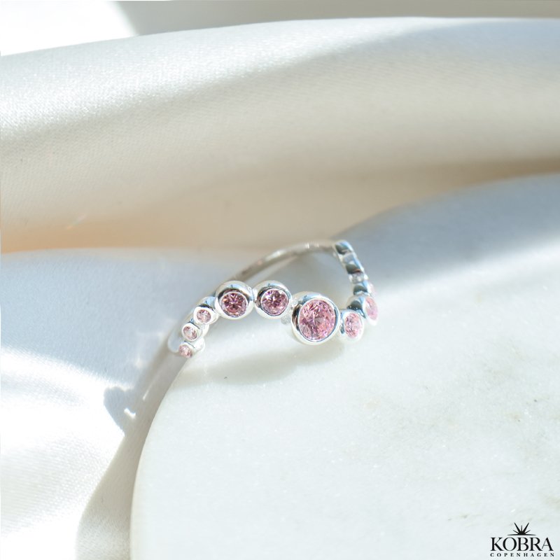 "Solenne" blget ring med lyserde sten i slv