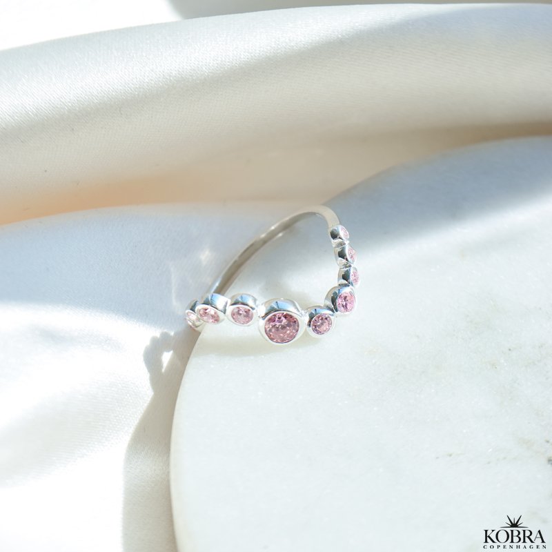 "Solenne" blget ring med lyserde sten i slv