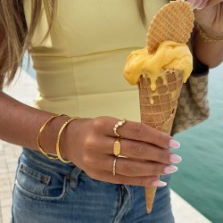 "Solenne" 18 karat forgyldt b�lget ring med hvide sten