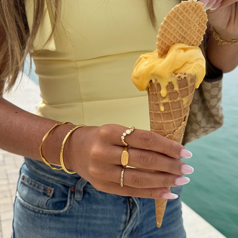 "Solenne" 18 karat forgyldt b�lget ring med hvide sten
