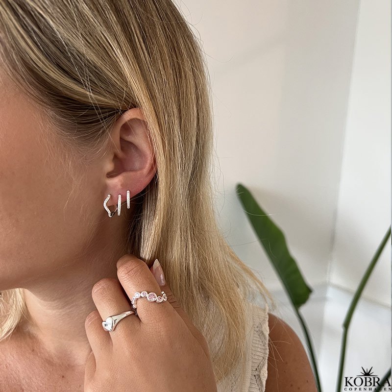 "Solenne" blget ring med lyserde sten i slv