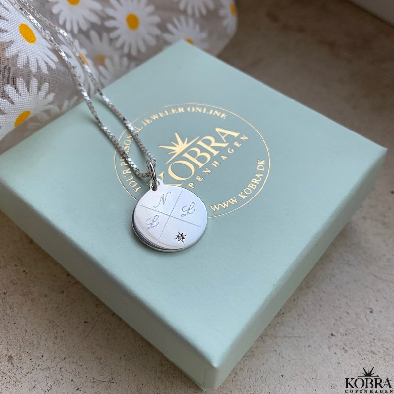 "Precious" slv amulet med kryds gravering