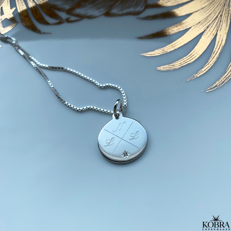 "Precious" slv amulet med kryds gravering