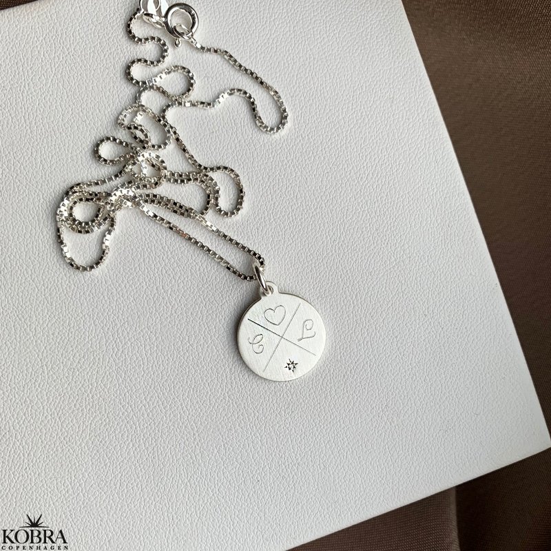 "Precious" slv amulet med kryds gravering