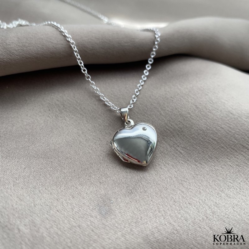 "Anamaria" hjertemedaljon i slv med hvid zirkonia