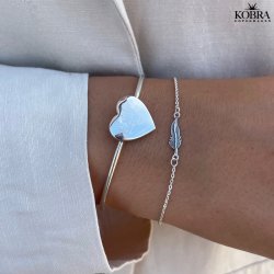 "Merle" silver bracelet with a small feather