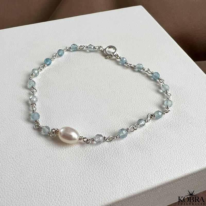 "Ellish" slv armbnd med bl aquamarin sten samt hvid ferskvandsperle