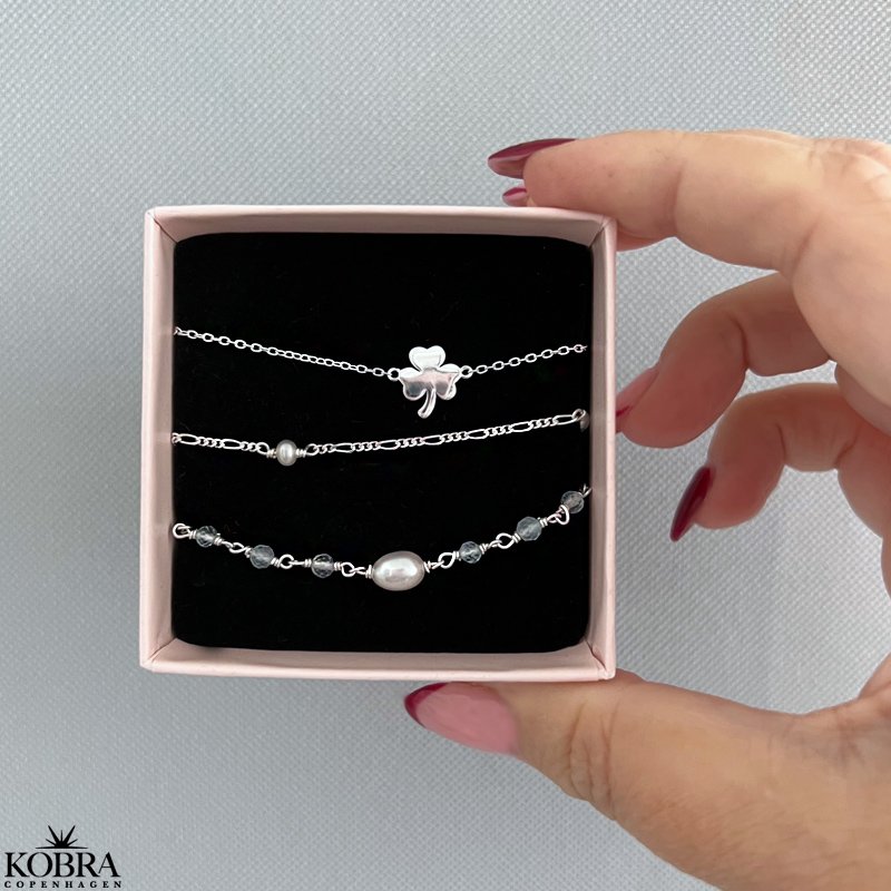 "Ellish" slv armbnd med bl aquamarin sten samt hvid ferskvandsperle