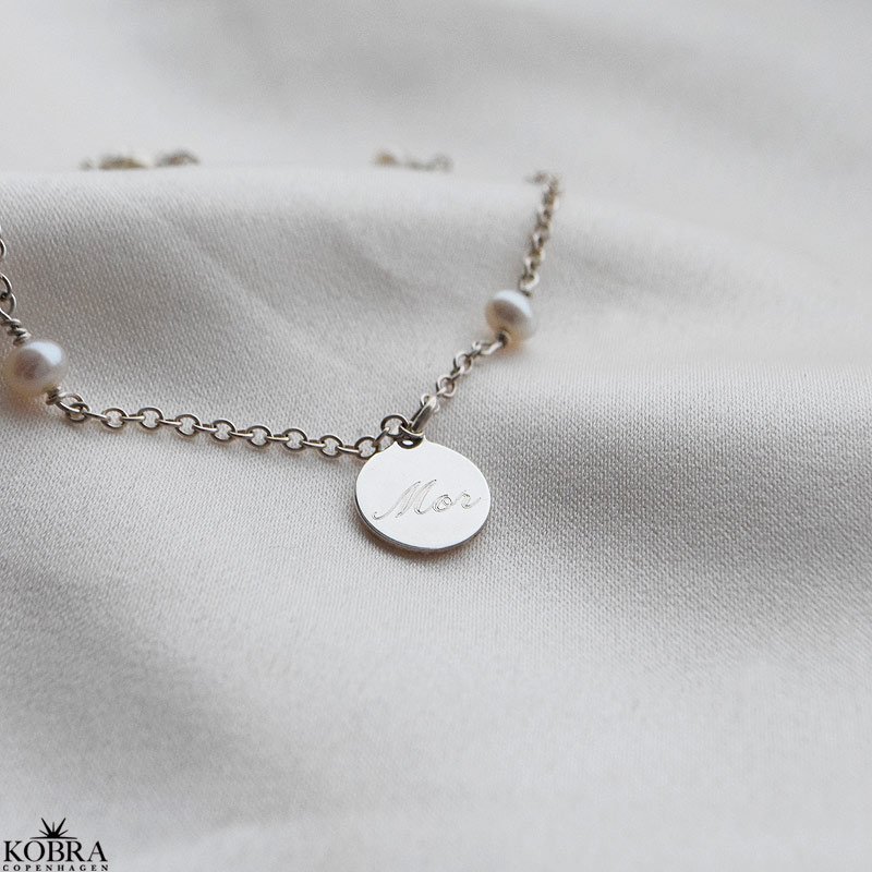 "Anemone" slv armbnd med hvide ferskvandsperler inklusiv gravering