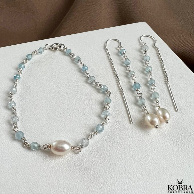 "Ellish" slv armbnd med bl aquamarin sten samt hvid ferskvandsperle