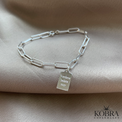 "Maeve" slv armbnd med lille firkantet tag