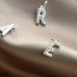 "Journal" slv amulet halskde med gravering samt bogstav med hvide sten