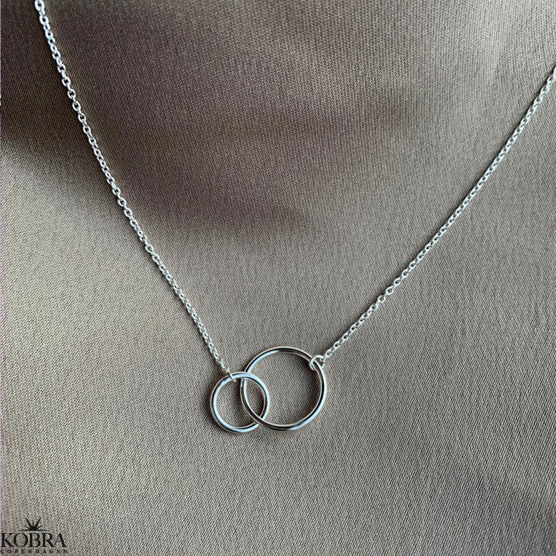 "Oslo" halskde i slv med slv ringe