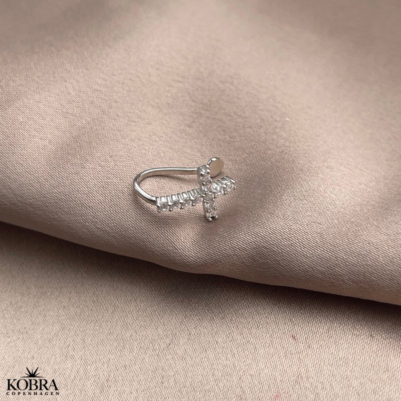 "Trudy" Slv earcuff med kors og sten
