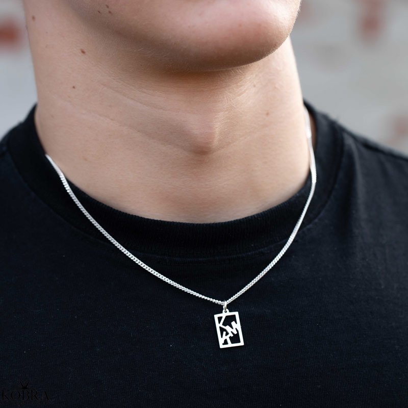 "Close to you" firkantet halskde i gte slv med bogstaver til mnd