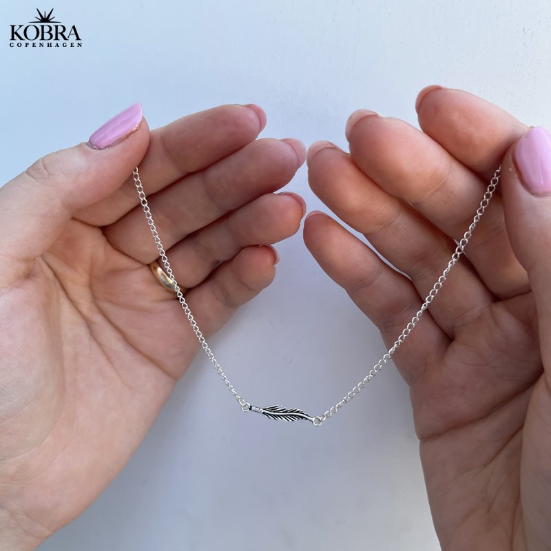 "Merle" silver necklace / choker with small feather