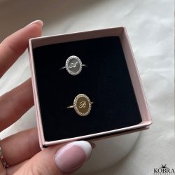 "Dazzling" 18k forgyldt ring med hvide sten og personlig gravering